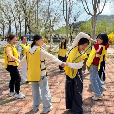 lj elevator team building activity candid moment